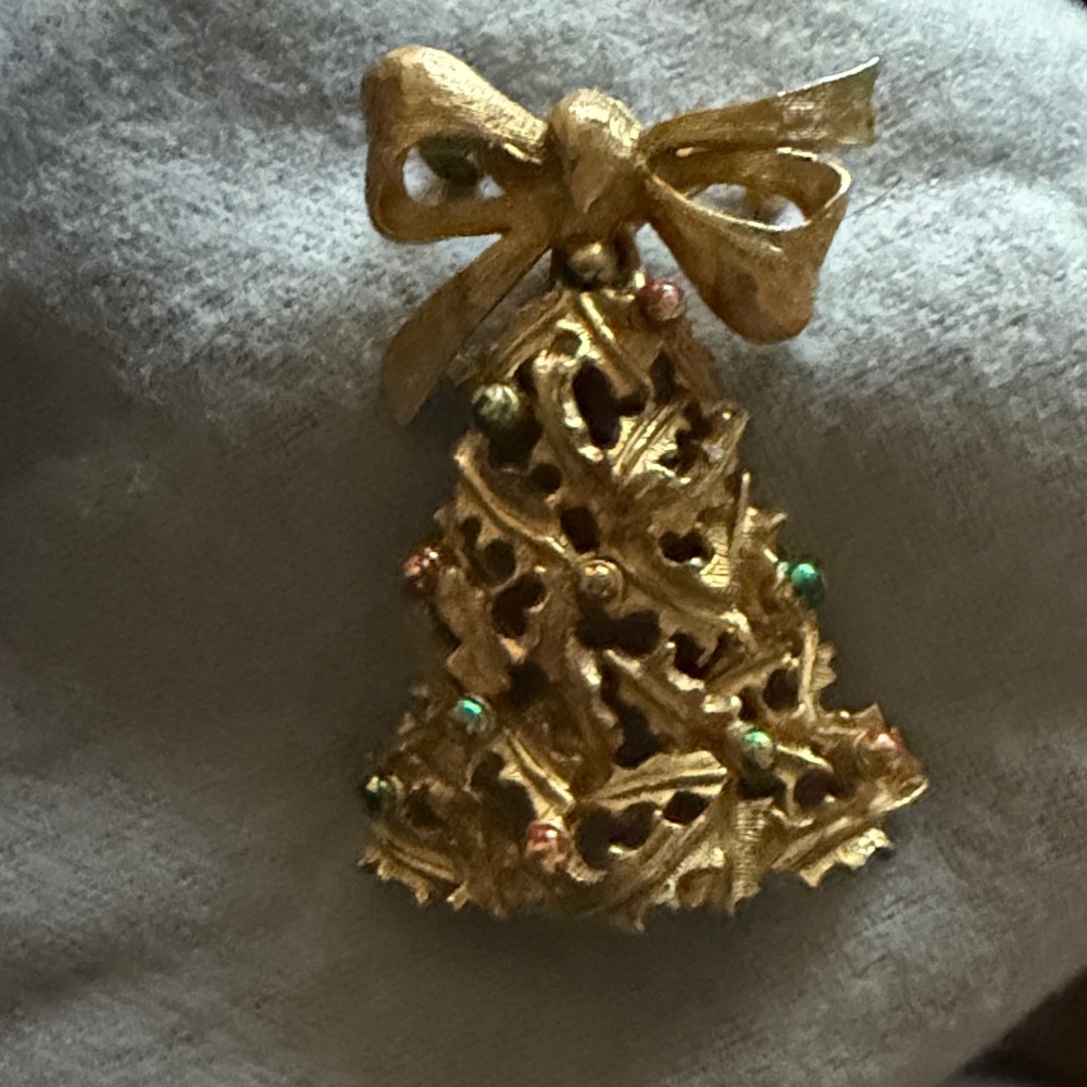 Gold vintage Christmas Tree Brooch